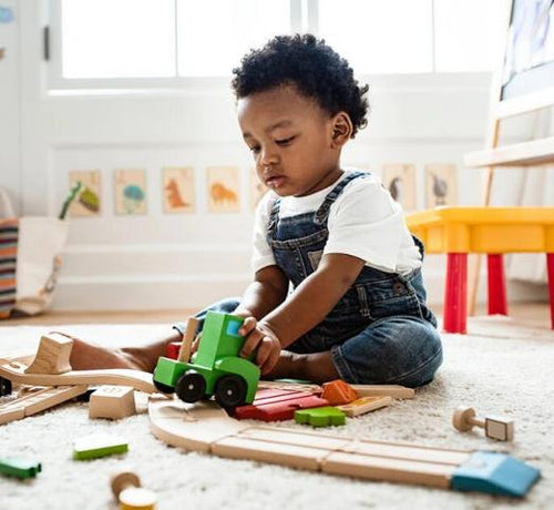 baby-playing-with-construction-toys-on-the-floor - Mustela Australia - 1