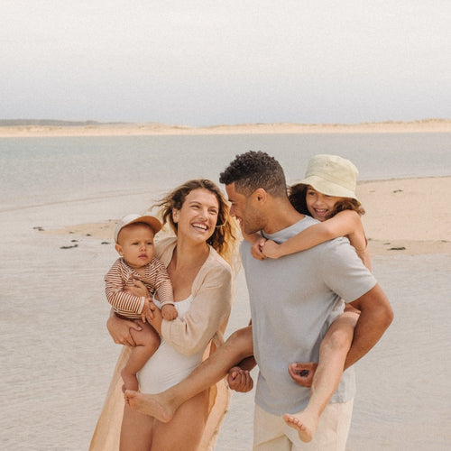 Family on holiday at the beach - Mustela Australia - 1