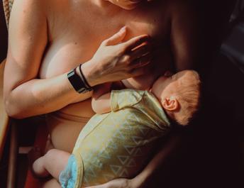 breastfeeding-mum
