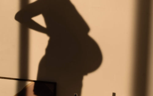 shadow-of-pregnant-woman-on-a-wall - Mustela Australia - 1