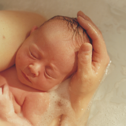 newborn-bathing - Mustela Australia - 1
