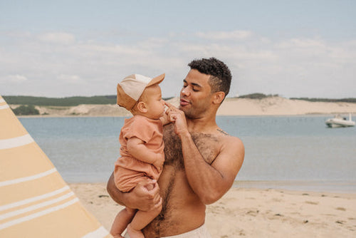dad-holding-baby-at-the-beach - Mustela Australia - 1