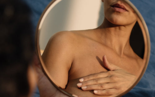 naked-woman-hiding-her-breast-in-the-mirror - Mustela Australia - 1