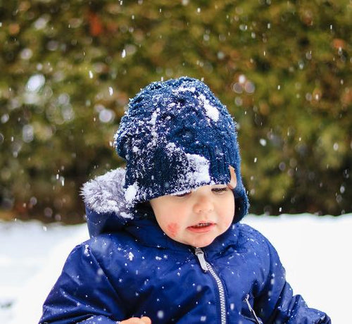 baby-with-eczema-on-his-cheeks-in-the-snow-with-hat-winter-clothes - Mustela Australia - 1