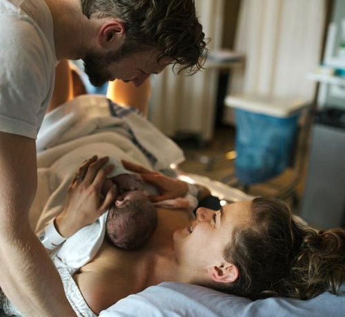 woman-who-just-gave-birth-with-newborn-on-her-dad-by-her-side - Mustela Australia - 1