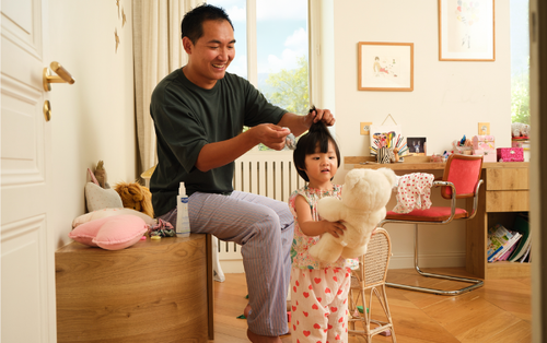 dad-combing-daughter's-hair - Mustela Australia - 1
