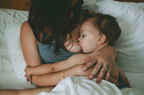 baby-breastfeeding-in-bed - Mustela Australia - 1