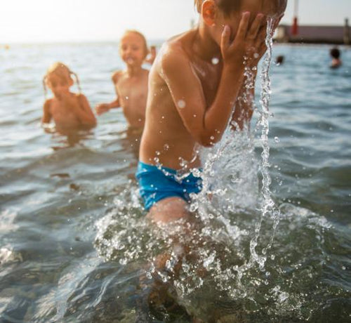 Eczema, Sport and Holidays: Swimming, Outdoor Play and Travel Tips for Kids - Mustela Australia - 1