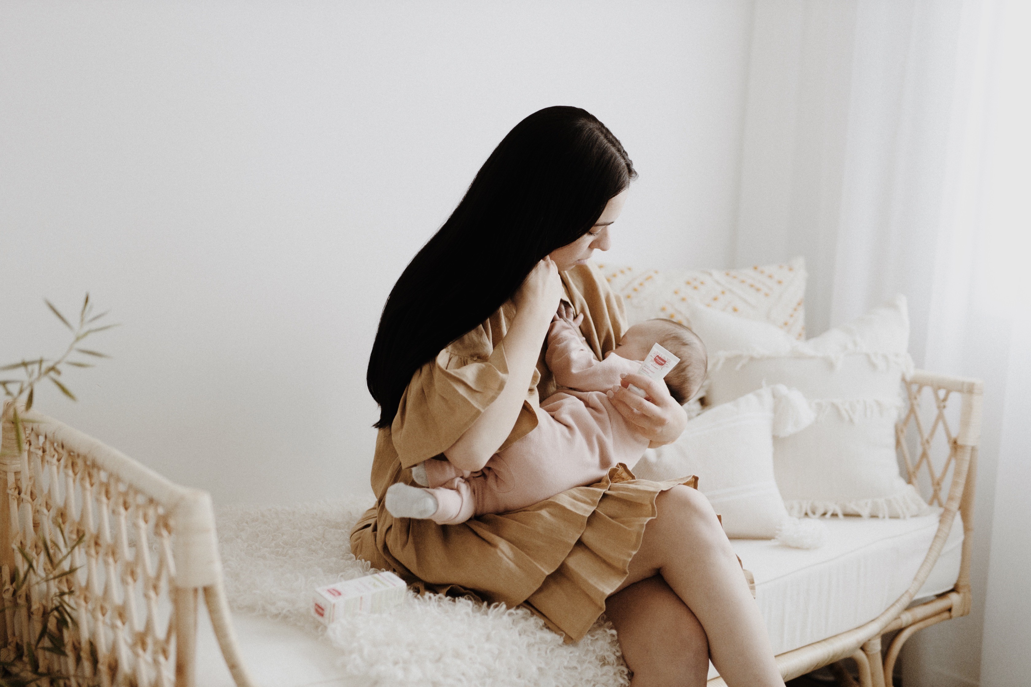 mum-breastfeeding-mustela