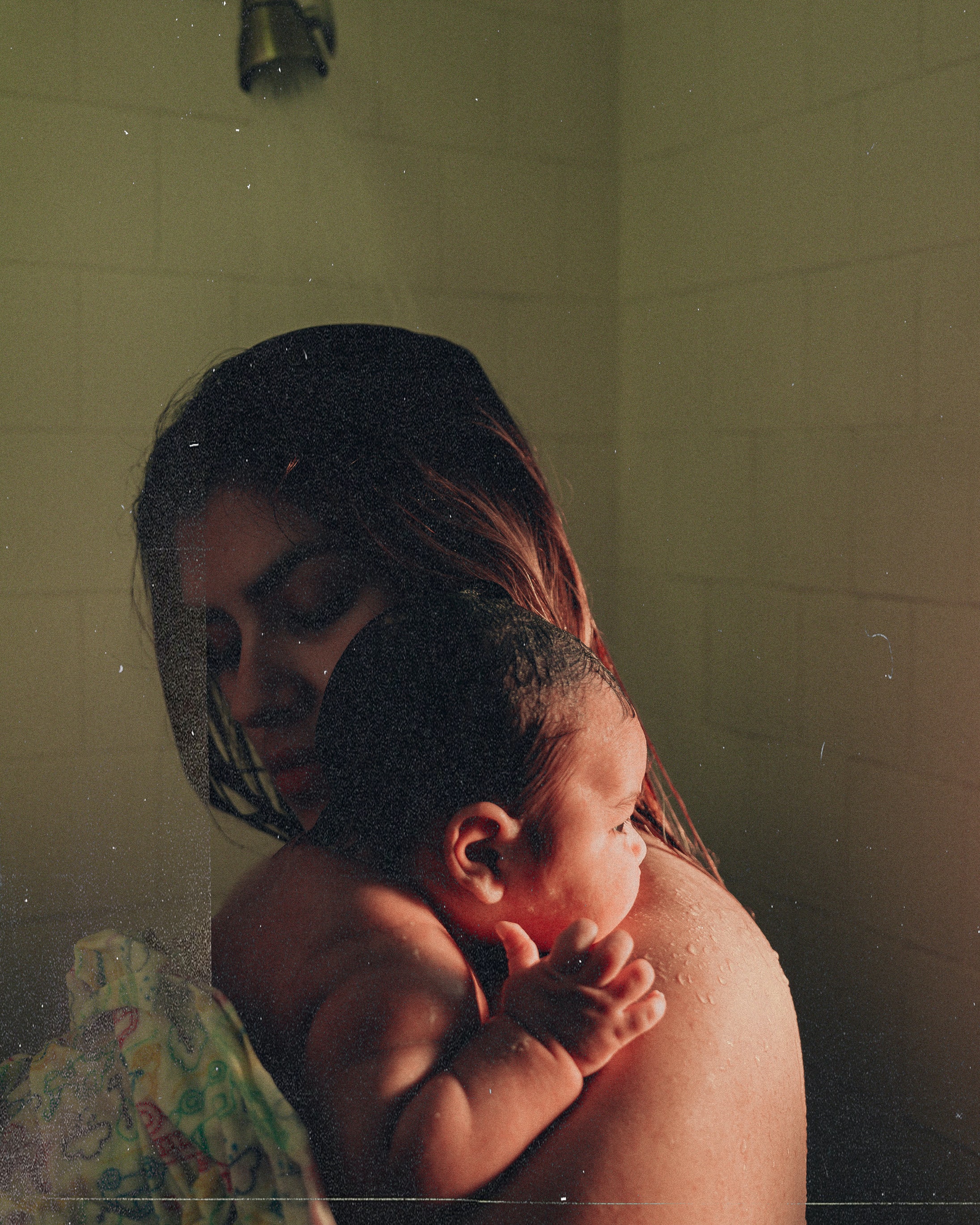 shower-mum-and-newborn