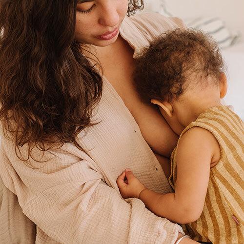 Mum-breastfeeding-baby